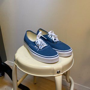NWOT NEVER WORN CLASSIC LACE UP VANS